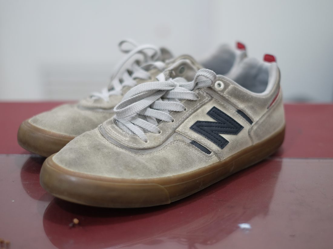 Sebelum cuci — sepatu suede New Balance Numeric kusam dan kotor, jasa cuci sepatu Cilandak